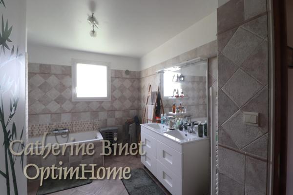 Propriété familiale spacieuse avec dépendances