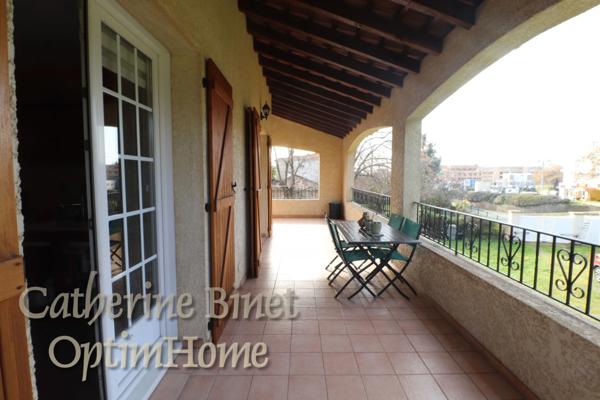 Propriété familiale spacieuse avec dépendances