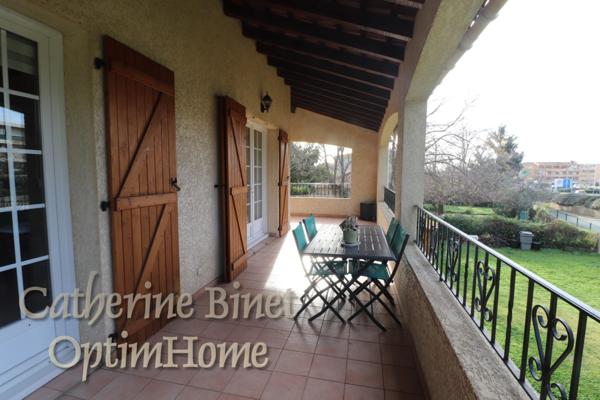 Propriété familiale spacieuse avec dépendances