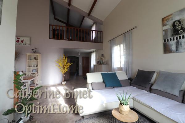 Propriété familiale spacieuse avec dépendances