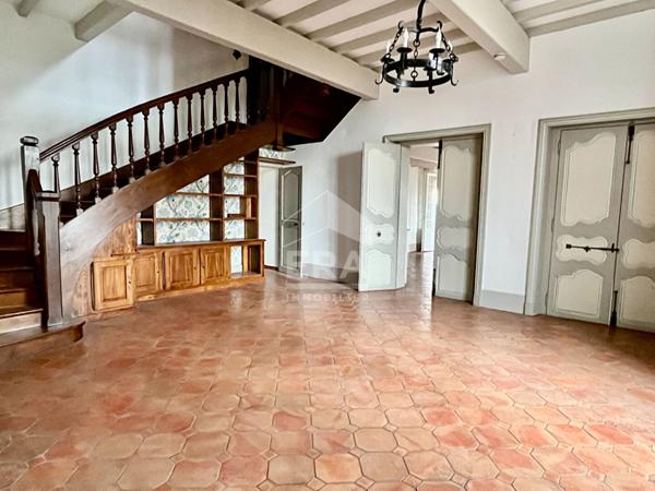 PROPRIETE D'EXCEPTION EN CENTRE D'UN BOURG PITTORESQUE
