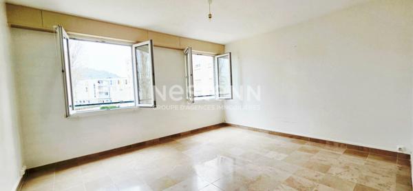Appartement lumineux de 3 pièces à Étampes avec une place de stationnement et une cave.
