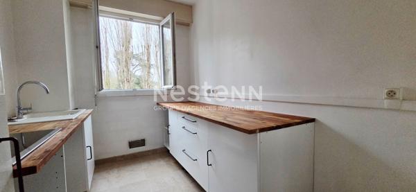 Appartement lumineux de 3 pièces à Étampes avec une place de stationnement et une cave.