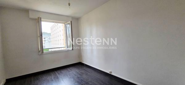 Appartement lumineux de 3 pièces à Étampes avec une place de stationnement et une cave.
