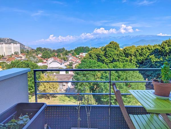 Appartement 3 pièces traversant avec balcons, cave et vue dégagée