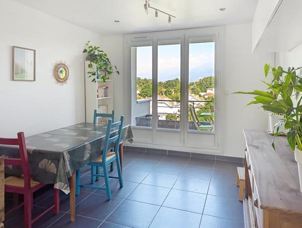 Appartement 3 pièces traversant avec balcons, cave et vue dégagée