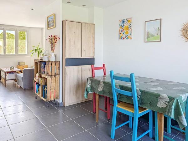 Appartement 3 pièces traversant avec balcons, cave et vue dégagée