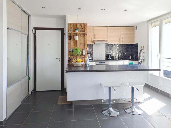 Appartement 3 pièces traversant avec balcons, cave et vue dégagée