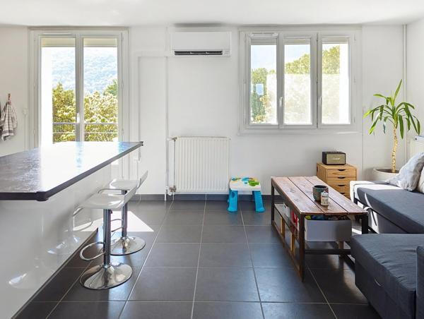 Appartement 3 pièces traversant avec balcons, cave et vue dégagée