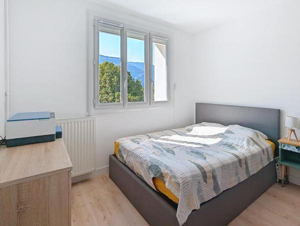 Appartement 3 pièces traversant avec balcons, cave et vue dégagée