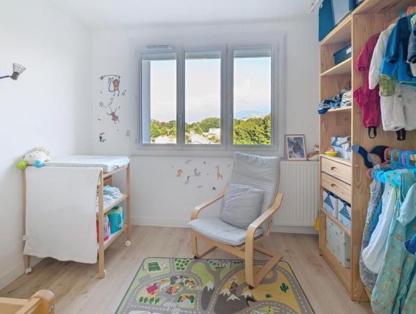 Appartement 3 pièces traversant avec balcons, cave et vue dégagée