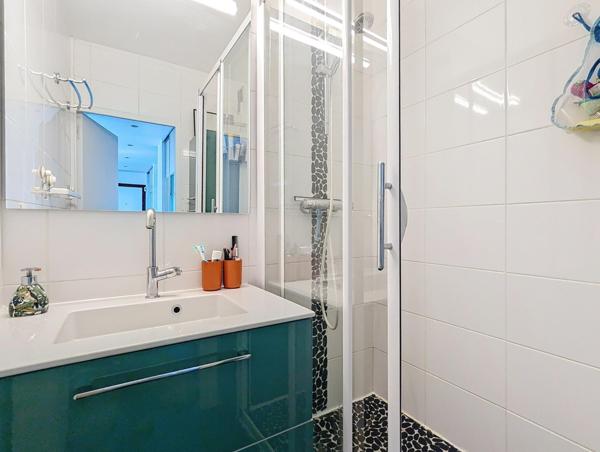 Appartement 3 pièces traversant avec balcons, cave et vue dégagée