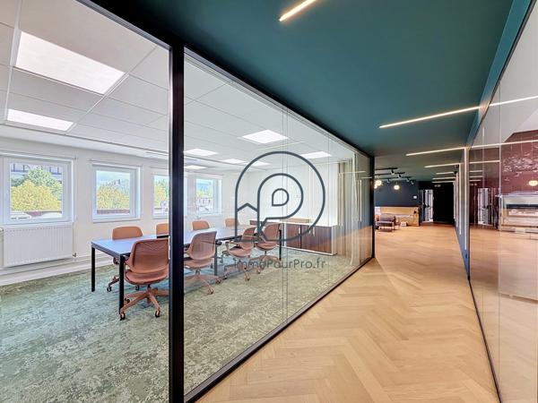 Villeneuve-d'Ascq – Bureaux rénovés 200 m² ou 300 m² | Face métro Hôtel de Ville et V2 | À vendre