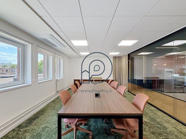 Villeneuve-d'Ascq – Bureaux rénovés 200 m² ou 300 m² | Face métro Hôtel de Ville et V2 | À vendre