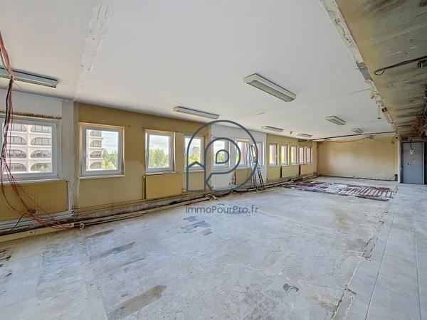 Villeneuve-d'Ascq – Bureaux rénovés 200 m² ou 300 m² | Face métro Hôtel de Ville et V2 | À vendre