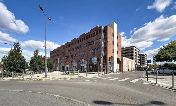 Villeneuve-d'Ascq – Bureaux rénovés 200 m² ou 300 m² | Face métro Hôtel de Ville et V2 | À vendre