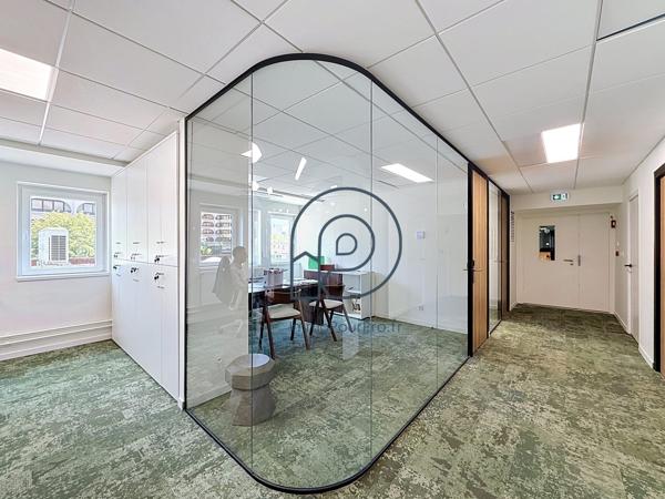 Villeneuve-d'Ascq – Bureaux rénovés 200 m² ou 300 m² | Face métro Hôtel de Ville et V2 | À vendre