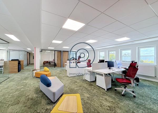 Villeneuve-d'Ascq – Bureaux rénovés 200 m² ou 300 m² | Face métro Hôtel de Ville et V2 | À vendre