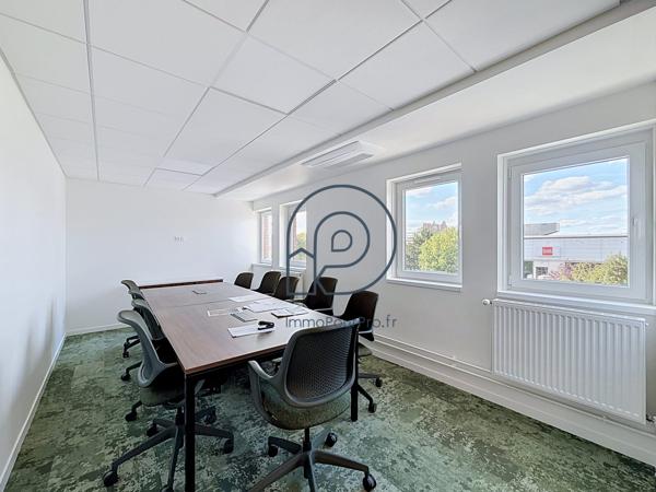 Villeneuve-d'Ascq – Bureaux rénovés 200 m² ou 300 m² | Face métro Hôtel de Ville et V2 | À vendre