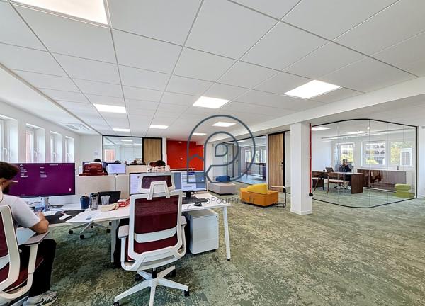 Villeneuve-d'Ascq – Bureaux rénovés 200 m² ou 300 m² | Face métro Hôtel de Ville et V2 | À vendre
