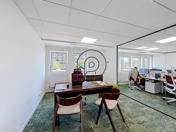 Villeneuve-d'Ascq – Bureaux rénovés 200 m² ou 300 m² | Face métro Hôtel de Ville et V2 | À vendre