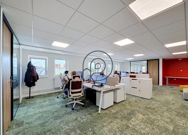 Villeneuve-d'Ascq – Bureaux rénovés 200 m² ou 300 m² | Face métro Hôtel de Ville et V2 | À vendre