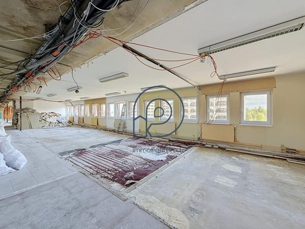 Villeneuve-d'Ascq – Bureaux rénovés 200 m² ou 300 m² | Face métro Hôtel de Ville et V2 | À vendre