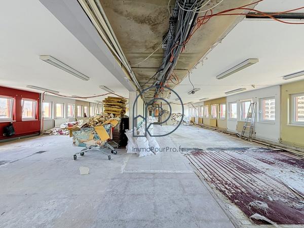 Villeneuve-d'Ascq – Bureaux rénovés 200 m² ou 300 m² | Face métro Hôtel de Ville et V2 | À vendre