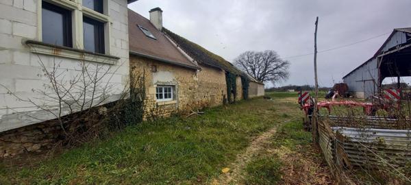 Corps de ferme partiellement rénové avec des matériaux de qualité, doté d’une toiture neuve.en pleine campagne