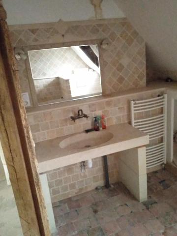 Corps de ferme partiellement rénové avec des matériaux de qualité, doté d’une toiture neuve.en pleine campagne