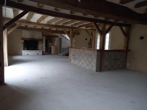 Corps de ferme partiellement rénové avec des matériaux de qualité, doté d’une toiture neuve.en pleine campagne