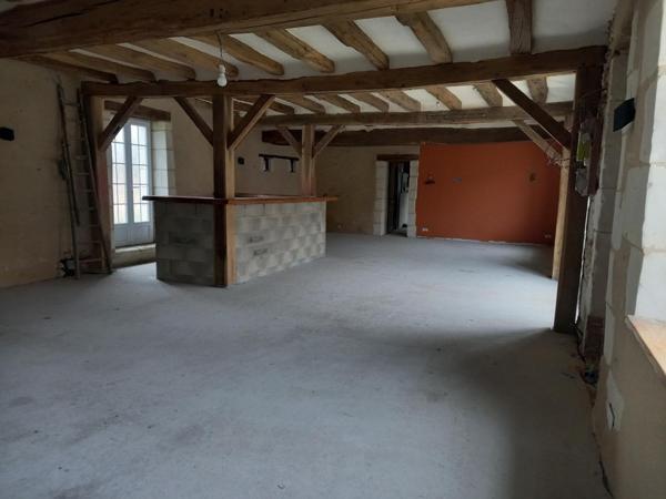 Corps de ferme partiellement rénové avec des matériaux de qualité, doté d’une toiture neuve.en pleine campagne