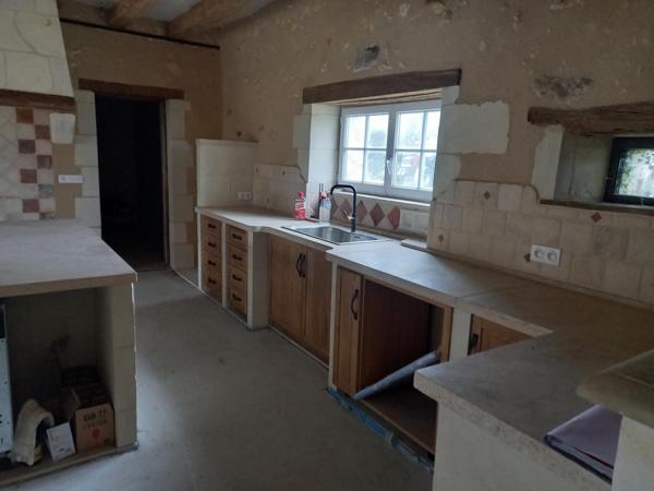 Corps de ferme partiellement rénové avec des matériaux de qualité, doté d’une toiture neuve.en pleine campagne