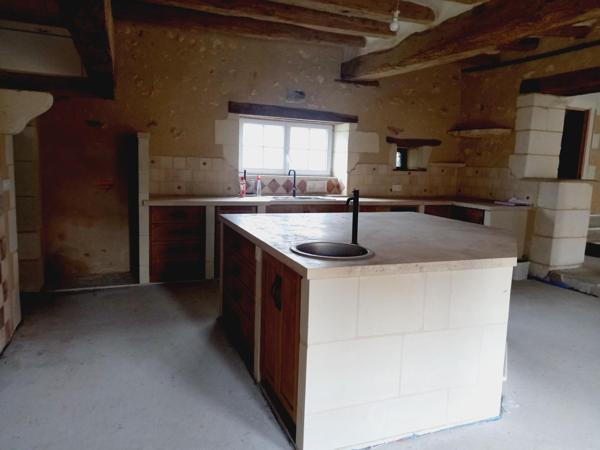 Corps de ferme partiellement rénové avec des matériaux de qualité, doté d’une toiture neuve.en pleine campagne