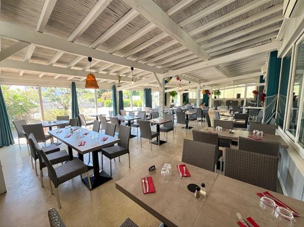 À vendre Fonds de commerce restaurant SAINT-JEAN-DE-VEDAS – de 500 m² avec terrain clôturé de 3000 m² avec possibilité de rachat des murs