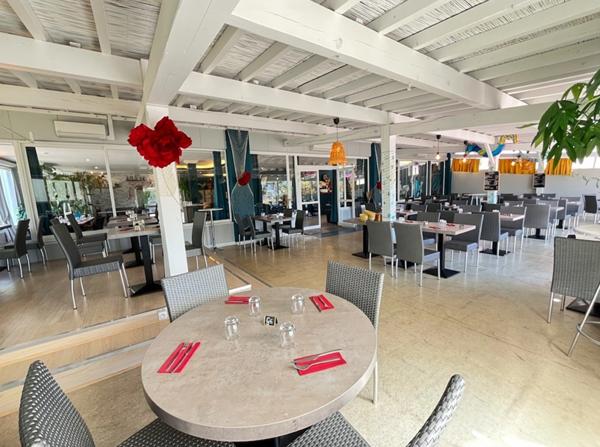 À vendre Fonds de commerce restaurant SAINT-JEAN-DE-VEDAS – de 500 m² avec terrain clôturé de 3000 m² avec possibilité de rachat des murs