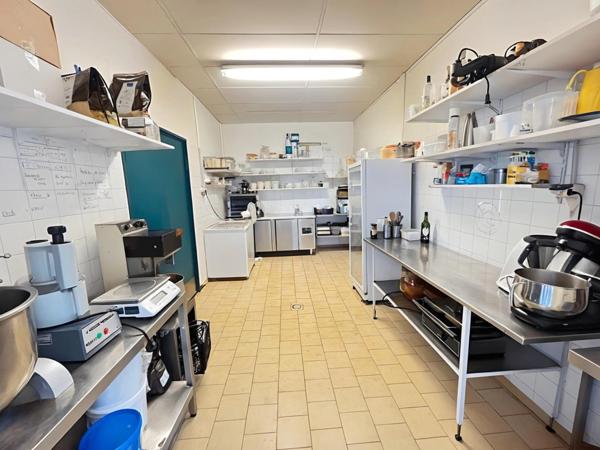 À vendre Fonds de commerce restaurant SAINT-JEAN-DE-VEDAS – de 500 m² avec terrain clôturé de 3000 m² avec possibilité de rachat des murs