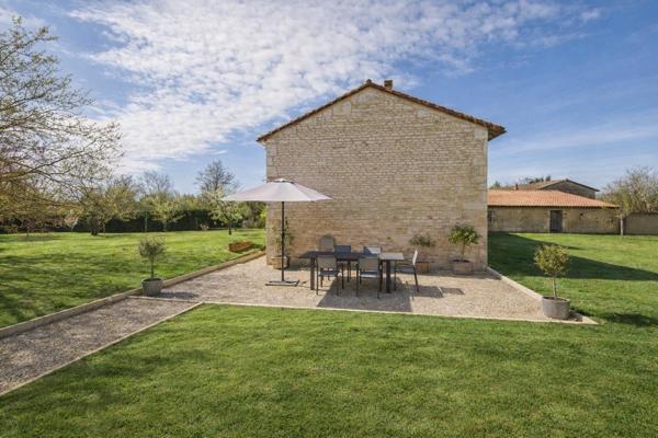 maison en pierre rénovée 204 m², parc arboré, dépendances 15 mn de NIORT
