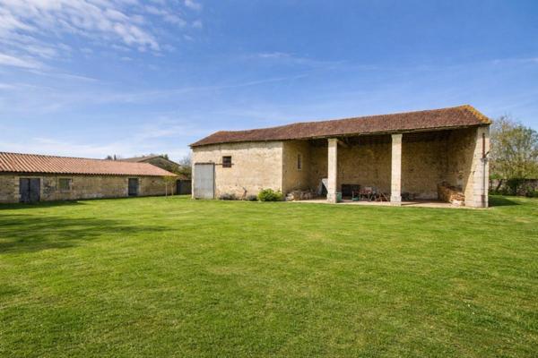 maison en pierre rénovée 204 m², parc arboré, dépendances 15 mn de NIORT