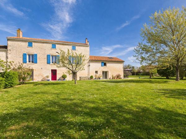 maison en pierre rénovée 204 m², parc arboré, dépendances 15 mn de NIORT