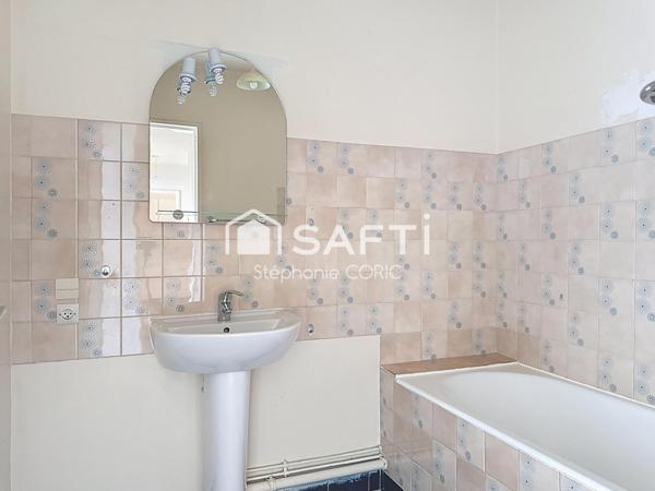 PROCHE DES PASSAGES - BALCON - CALME - À RÉNOVER