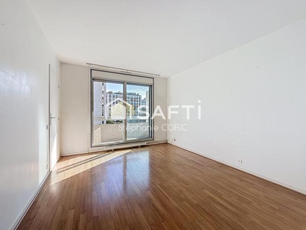 PROCHE DES PASSAGES - BALCON - CALME - À RÉNOVER