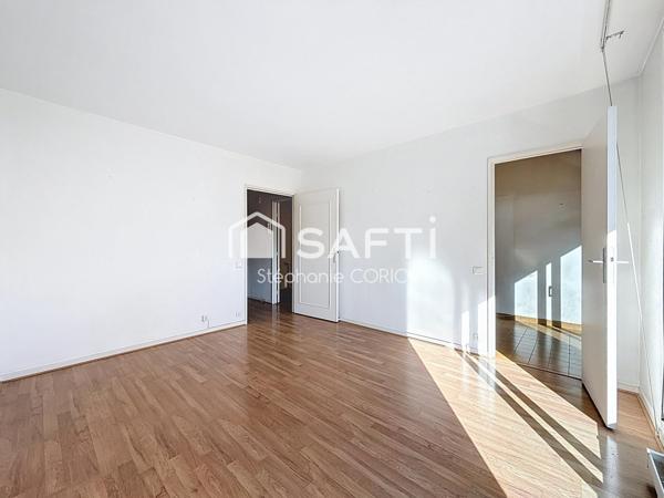 PROCHE DES PASSAGES - BALCON - CALME - À RÉNOVER