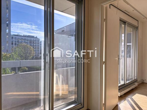 PROCHE DES PASSAGES - BALCON - CALME - À RÉNOVER