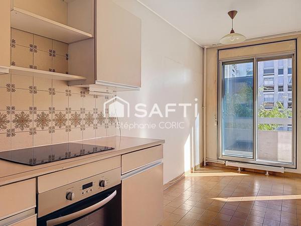 PROCHE DES PASSAGES - BALCON - CALME - À RÉNOVER