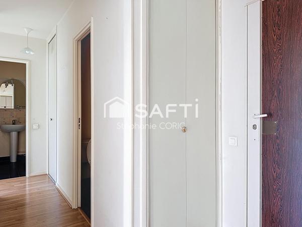 PROCHE DES PASSAGES - BALCON - CALME - À RÉNOVER