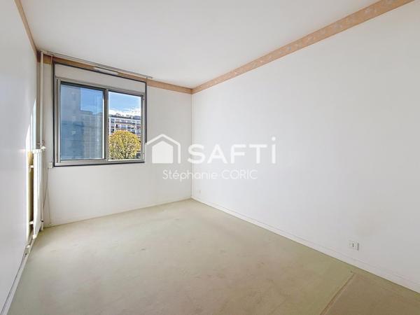 PROCHE DES PASSAGES - BALCON - CALME - À RÉNOVER