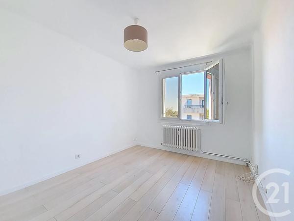 Appartement F3 à vendre  3 pièces - 90,96 m 2   VILLENEUVE LES AVIGNON  - 30