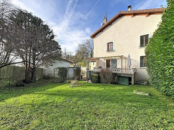 Charmante maison de140m² à proximités des commerces et écoles avec dépendance sur un terrain de 1100m²