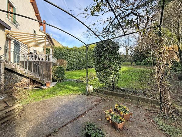 Charmante maison de140m² à proximités des commerces et écoles avec dépendance sur un terrain de 1100m²